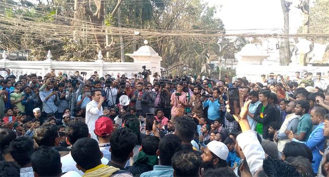 ছাত্রদের উপর হামলার বিচার না হওয়া পর্যন্ত রাজপথে থাকার ঘোষণা সারজিসের