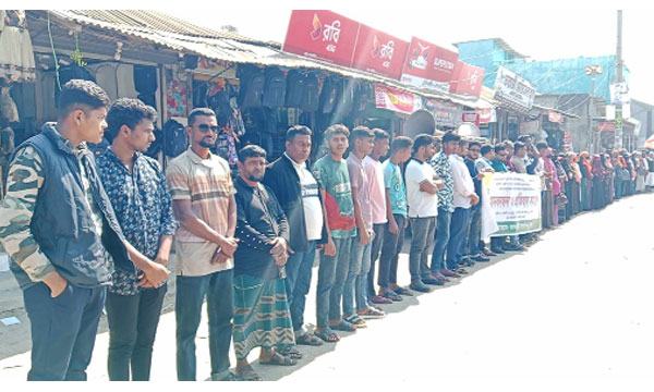 তালতলীতে ২ সাংবাদিকের বিরুদ্ধে মামলার প্রতিবাদে মানববন্ধন