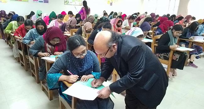 জাবির প্রথম দিনের ভর্তি পরীক্ষা চলছে, আসন প্রতি লড়বে ২৮০ জন