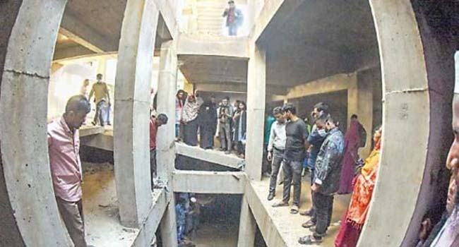 ধানমন্ডি ৩২ নম্বরের সেই ভবন থেকে পানি সরানো হচ্ছে