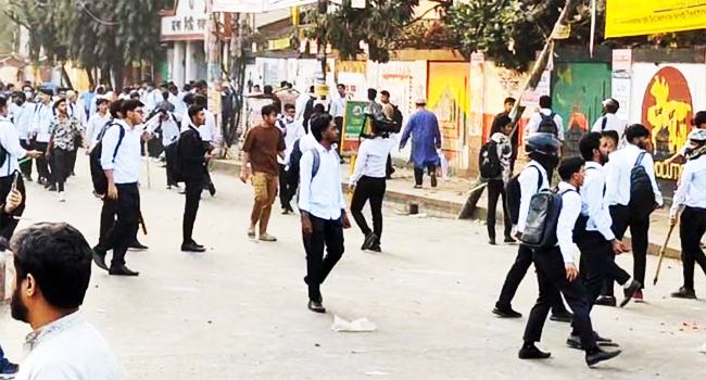 সায়েন্সল্যাবে সিটি ও আইডিয়াল কলেজের শিক্ষার্থীদের মধ্যে সংঘর্ষ