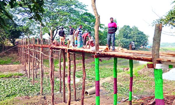 ভালুকায় চুল্লার খালে স্থানীয়দের পুল নির্মাণ