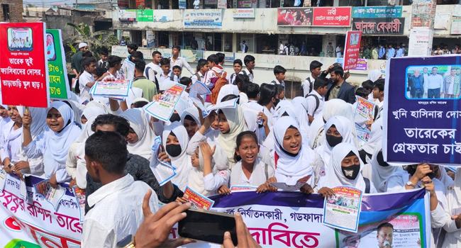 নোয়াখালীতে প্রধান শিক্ষকের অপসারণের দাবিতে শিক্ষার্থীদের অবরোধ