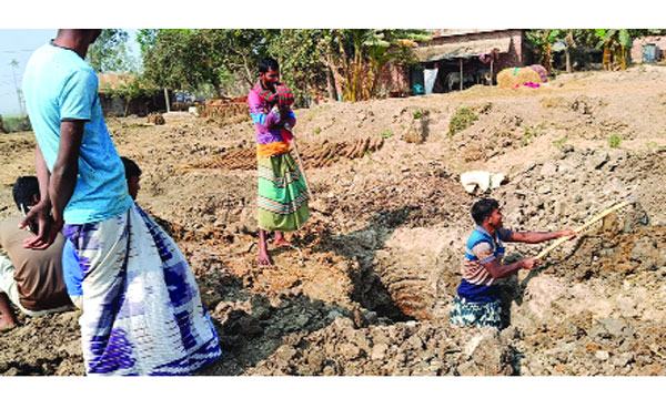 পোরশায় ধাতব দ্রব্যের সন্ধানে ১৫ বছর ধরে মাটি খনন