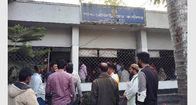 দোহারে সাব-রেজিস্ট্রার অফিসে তালা দিল দলিল লেখকরা