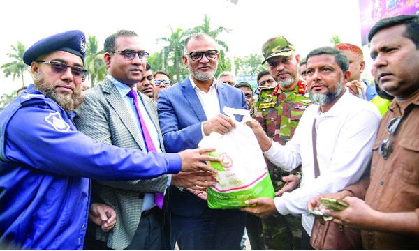 যোগ্য ব্যক্তিরা টিসিবির কার্ডের আওতায় আসবে : বাণিজ্য উপদেষ্টা