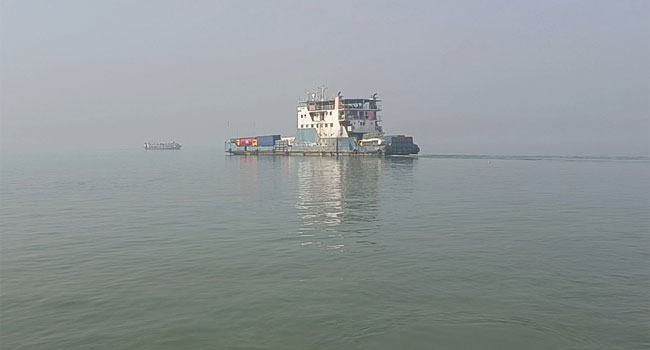 দুই ঘণ্টা বন্ধ থাকার পর ২ নৌ-রুটে ফেরি চলাচল শুরু