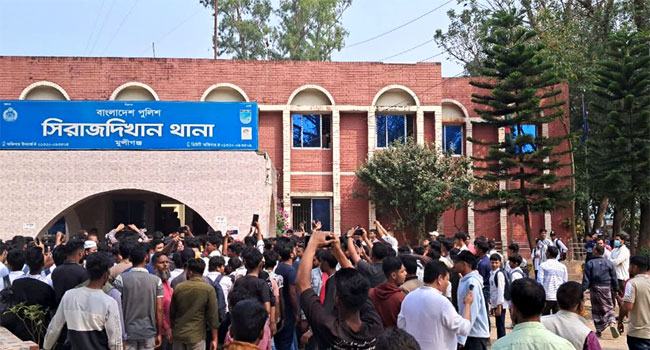 মুন্সিগঞ্জে মানববন্ধন শেষে থানা ও সহকারী পুলিশ সুপারের কার্যালয় ভাঙচুর