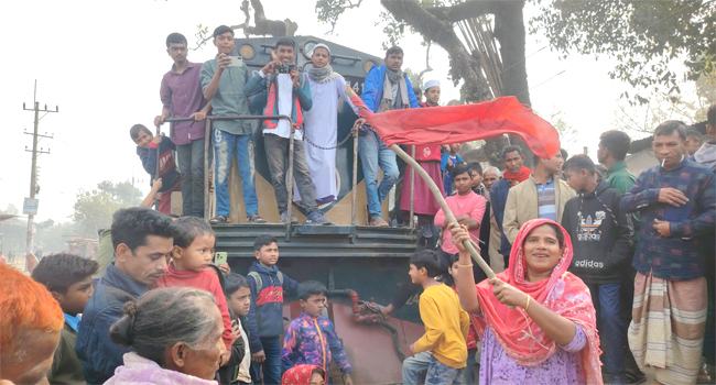 লালমনিরহাটে রেললাইন অবরোধ করে ছাত্র-জনতার বিক্ষোভ