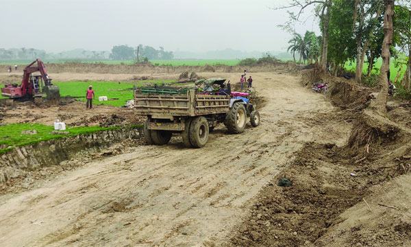 চৌগাছায় ইটভাটার মাটিবাহী ট্রাক্টরে নষ্ট হচ্ছে গ্রামীণ সড়ক