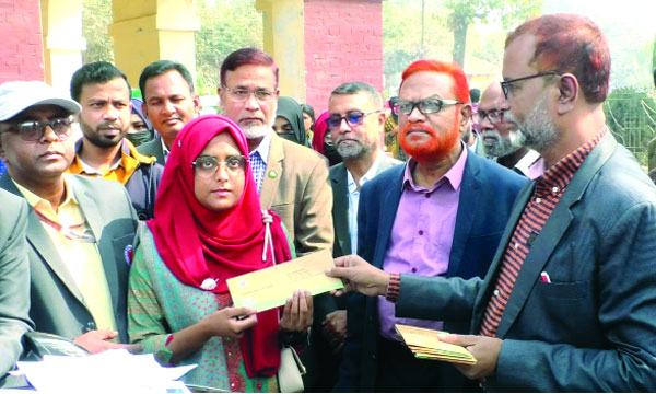 ময়মনসিংহে সাংবাদিক কল্যাণ ট্রাস্টের শিক্ষা বৃত্তির চেক বিতরণ