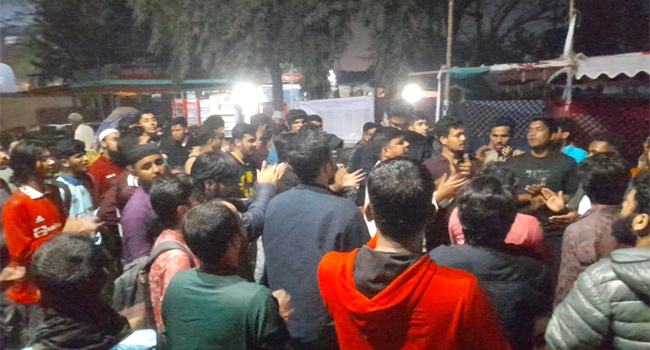 জাবিতে আওয়ামী লীগ নিষিদ্ধের দাবিতে শিক্ষার্থীদের বিক্ষোভ