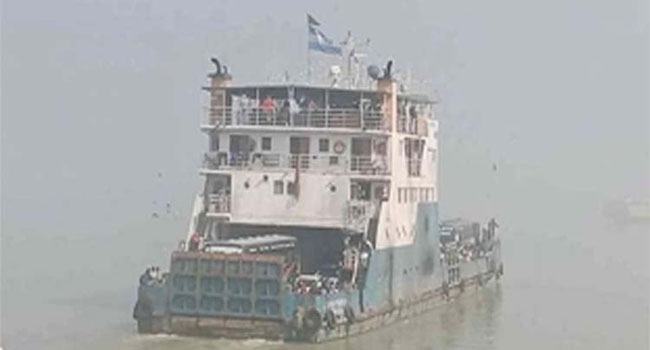 সাড়ে ৬ ঘণ্টা পর পাটুরিয়া-দৌলতদিয়া ফেরি চলাচল পুনরায় শুরু