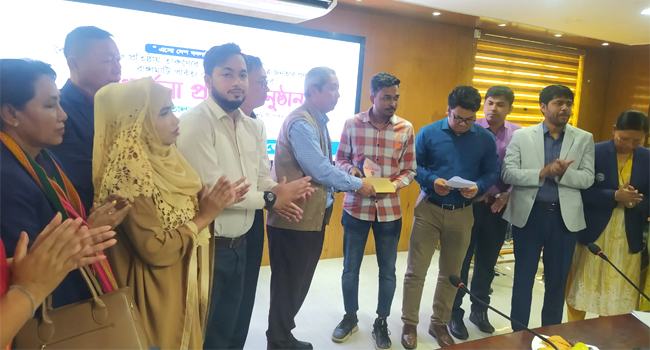রাঙ্গামাটি জেলা পরিষদের উদ্যোগে আন্দোলনে আহত ছাত্রদের চেক বিতরণ