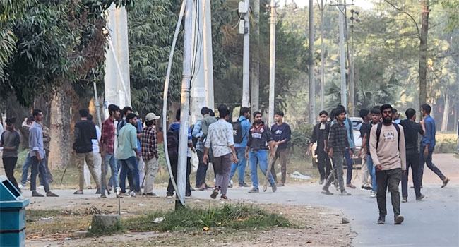 রাবিতে খেলা নিয়ে সংঘর্ষে শিক্ষকসহ আহত ২০