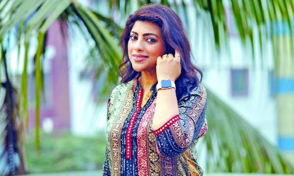এক বছর পর মঞ্চে মৌ
