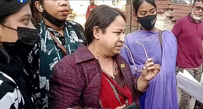চট্টগ্রামে ঘাতক দালাল নির্মূল কমিটির নেত্রীকে পুলিশের হাতে সোপর্দ