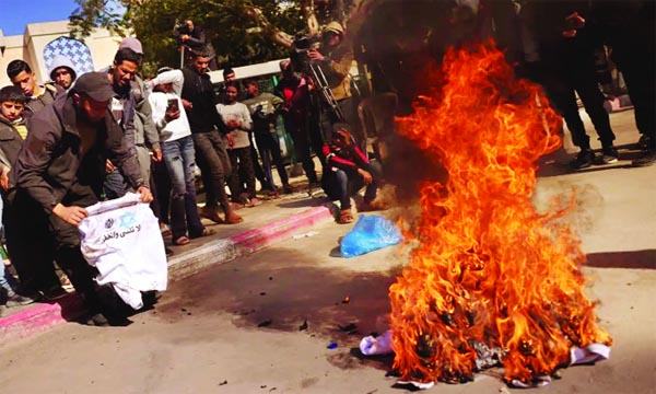 ‘অপমানজনক’ ইসরাইলি শার্ট পোড়ালেন ফিলিস্তিনিরা