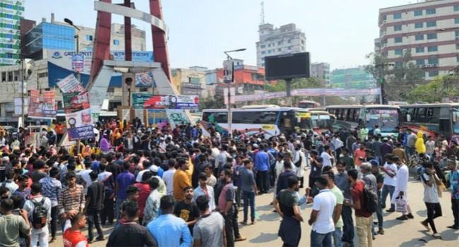 নারায়ণগঞ্জে বকেয়া বেতনের দাবিতে গার্মেন্টস শ্রমিকদের সড়ক অবরোধ