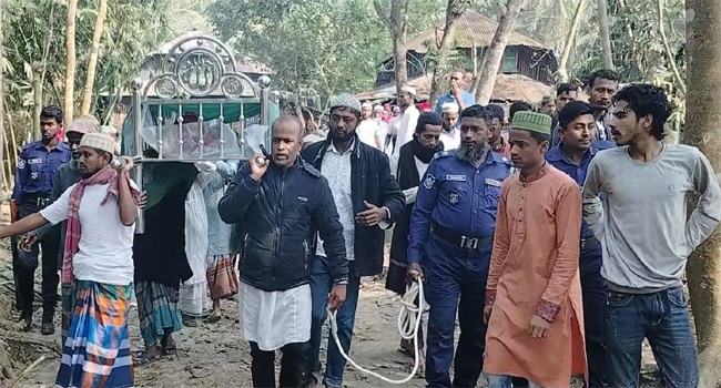 হাতকড়া পরেই মায়ের দাফন করলেন যুবদল নেতা
