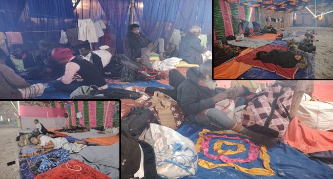 পানির ন্যায্য হিস্যার দাবিতে নদীর বালুতে বিছানা পেতেছে তিস্তার চরের মানুষ