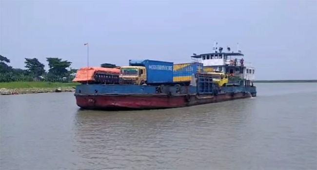 সাড়ে ৪ ঘণ্টা পর শরীয়তপুর-চাঁদপুর নৌ-রুটে ফেরি চলাচল শুরু