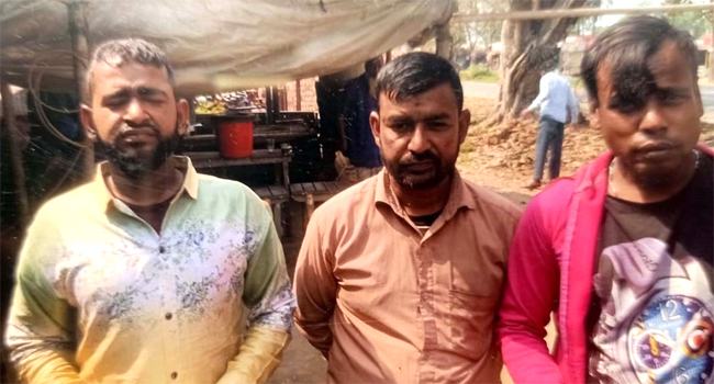 নাটোরে বাসে ডাকাতি, ২ নারীর শ্লীলতাহানির অভিযোগে আটক ৩