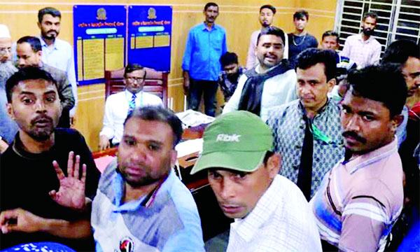 বিএনপি নেতাকে সভাপতি না করায় বরিশাল শিক্ষা বোর্ড চেয়ারম্যান অবরুদ্ধ