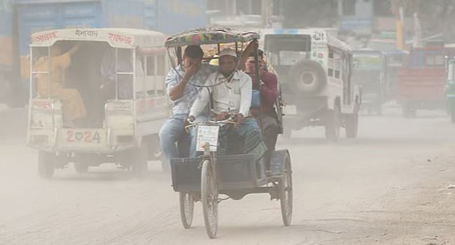 ঢাকার বাতাস আজ ‘খুবই অস্বাস্থ্যকর’, দূষণেও শীর্ষে