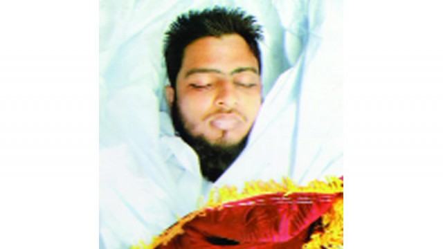 নামাজের মধ্যে তাহিরের কফিনমাখা মুখ দেখতে পান মা