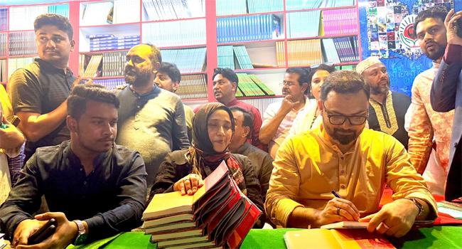 চলন্তিকায় নিজ নামে প্রকাশিত বইয়ে অটোগ্রাফ দিলেন আমিনুল হক