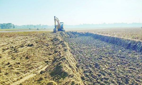 ফসলি জমির মাটি কাটার হিড়িক বিপন্ন পরিবেশ, নীরব প্রশাসন