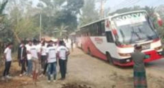 গাছের সাথে পিকনিকের বাসের ধাক্কায় স্কুলছাত্র নিহত