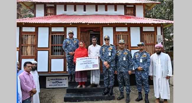 ফেনীতে বন্যায় ক্ষতিগ্রস্তদের মাঝে নবনির্মিত বাড়ি হস্তান্তর