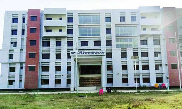 ৩৮ কোটি টাকার ভবন হলেও চিকিৎসা মেঝে ও বারান্দায়