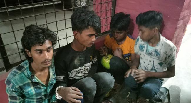 বাকৃবিতে ধারালো অস্ত্রসহ আটক ৫