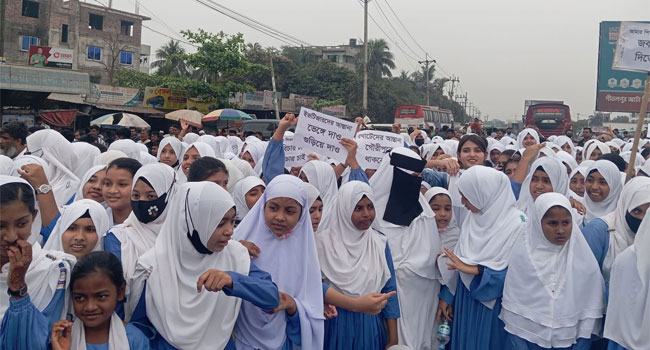 দাউদকান্দিতে স্কুলশিক্ষকের ওপর হামলার প্রতিবাদে ঢাকা-চট্টগ্রাম মহাসড়ক অবরোধ