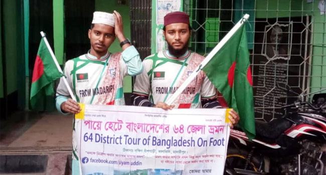 জাতীয় পতাকা নিয়ে হেঁটে দেশ ভ্রমণে দুই হাফেজ