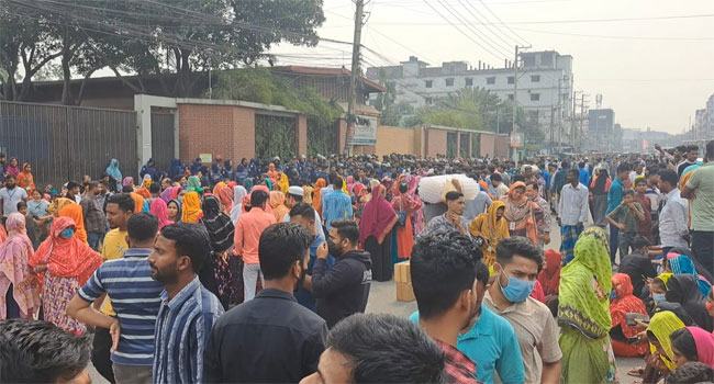 গাজীপুরে গার্মেন্টসের ৭৬ শ্রমিক ছাঁটাই, প্রতিবাদে মহাসড়ক অবরোধ
