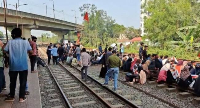 বিশ্ববিদ্যালয়ের নাম পরিবর্তনের দাবিতে গাজীপুরে রেললাইন অবরোধ