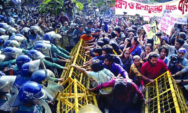 স্বরাষ্ট্র উপদেষ্টার পদত্যাগ দাবিতে শিক্ষার্থীদের পদযাত্রা