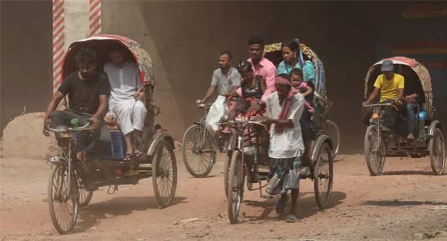 বায়ুদূষণে বিশ্বের তৃতীয় শহর ঢাকা
