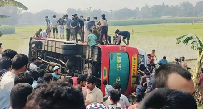 ইবির শিক্ষার্থীদের বহন বাস উল্টে আহত ২৫