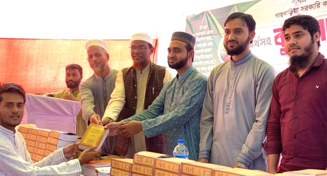 চন্দনাইশে ছাত্রশিবিরের কোরআন বিতরণ