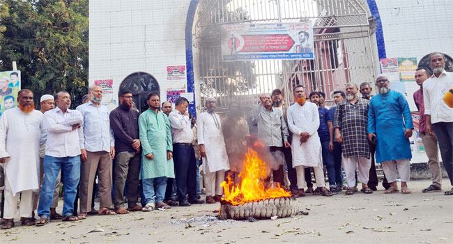 গুরুদাসপুর পৌরসভার কর্মকর্তা-কর্মচারীদের টায়ার জ্বালিয়ে বিক্ষোভ