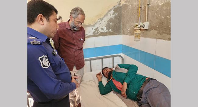 ফেনীতে সংবাদ প্রকাশের জেরে সাংবাদিককে মারধর
