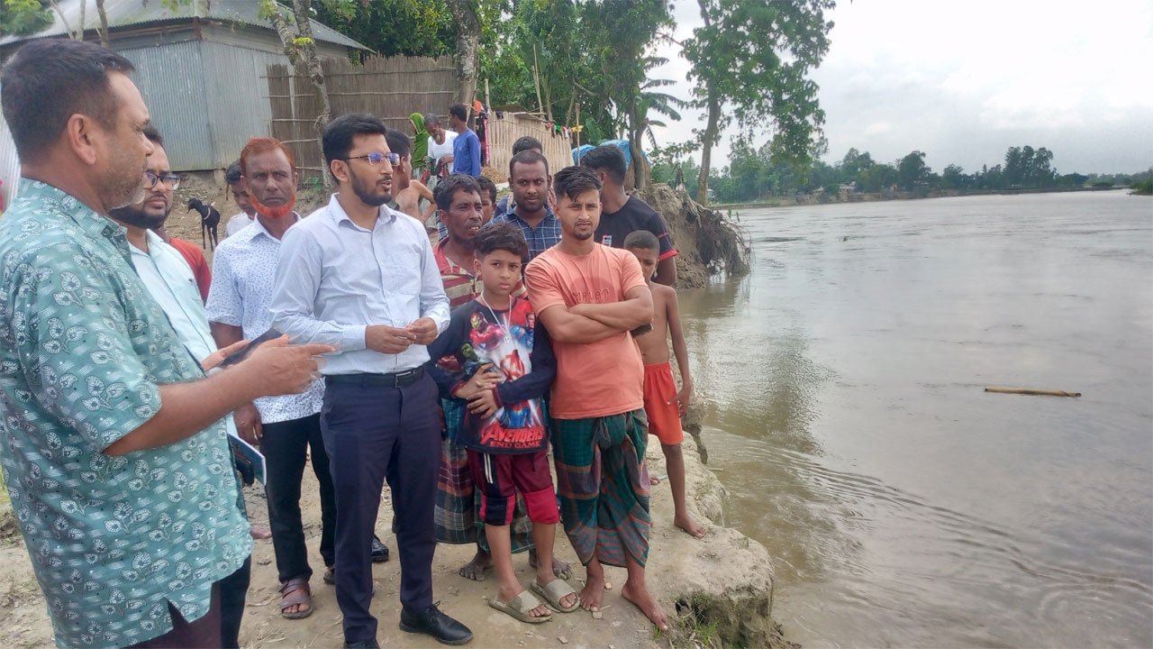 UNO inspects river erosion area in Bakshiganj