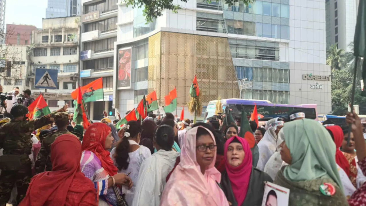 খালেদা জিয়ার অপেক্ষায় ফিরোজার সামনে নেতাকর্মীদের ঢল