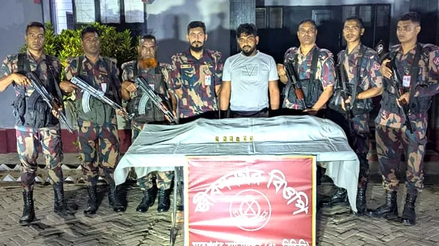 জীবননগরে চোরাকারবারির মলদ্বার থেকে ৬ পিস স্বর্ণের বার উদ্ধার