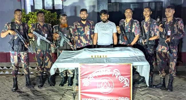 জীবননগরে চোরাকারবারির মলদ্বার থেকে ৬ পিস স্বর্ণের বার উদ্ধার